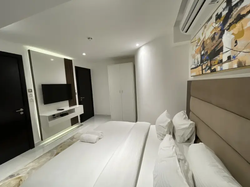 Lovely 3-Bedroom Apartment thumbnail 6